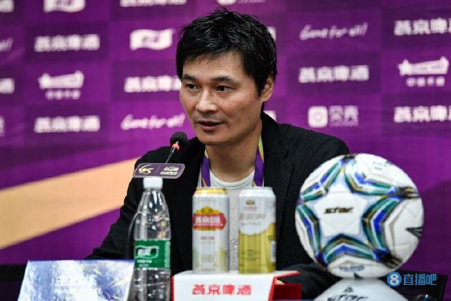 被女同学哄骗穿上女装还被绑起来